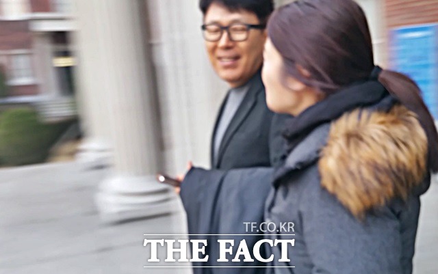 박 원장이 취재진의 질문에 웃으며 답하고 있다./신진환 기자