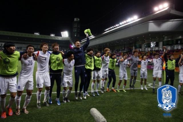 가자 리우로! 한국 올림픽 축구 대표팀이 27일 카타르를 꺾고 기뻐하고 있다. / 대한축구협회 제공