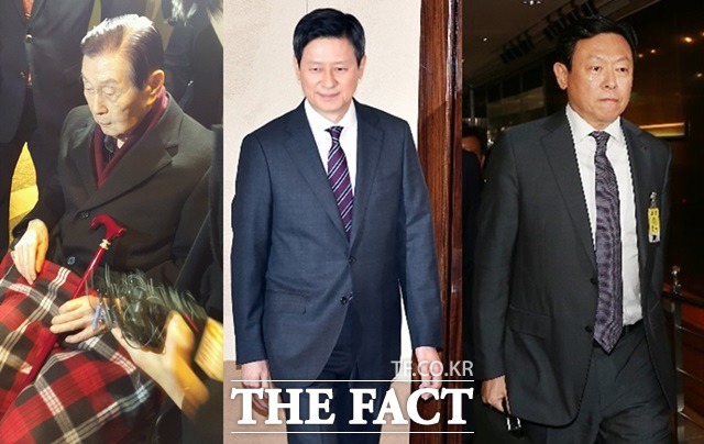 롯데그룹 오너 신격호 롯데그룹 총괄회장, 신동주 SDJ코퍼레이션 회장, 신동빈 롯데그룹 회장(왼쪽부터) 가운데 신동빈 회장이 지난해 가장 많은 연봉을 수령한 것으로 집계됐다. /더팩트DB