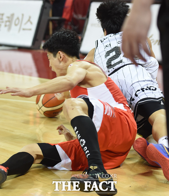SK 김선형과 LG 정성우가 흐르는 볼을 차지하려고 몸을 날리고 있다.