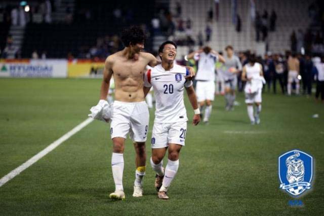 포효하는 황희찬! 황희찬(오른쪽)이 카타르와 경기에서 승리한 뒤 기뻐하고 있다. /대한축구협회 제공