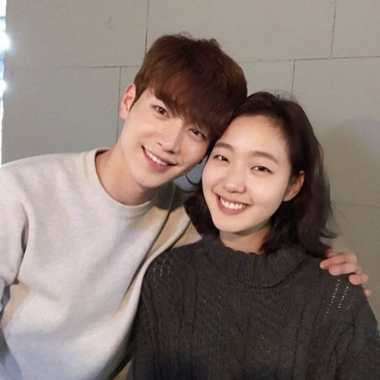 사랑스러운 백설커플♥ 배우 서강준(왼쪽)이 27일 자신의 인스타그램에 김고은과 찍은 사진을 공개했다. /서강준 인스타그램