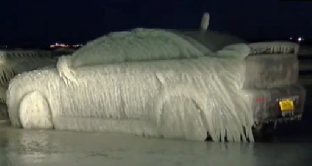 27일(현지 시각) abc 뉴스는 미국 뉴욕 에리 호수 인근에 주차한 차량이 완전히 얼어붙어 누리꾼들의 큰 관심을 받고 있다고 전했다. /유튜브 영상 캡처