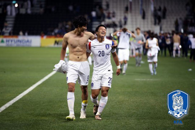 우리가 이겼다 황희찬(오른쪽)이 27일 열린 카타르와 2016 아시아축구연맹 23세 이하 챔피언십 4강전에서 3-1로 이긴 뒤 김현과 기뻐하고 있다.