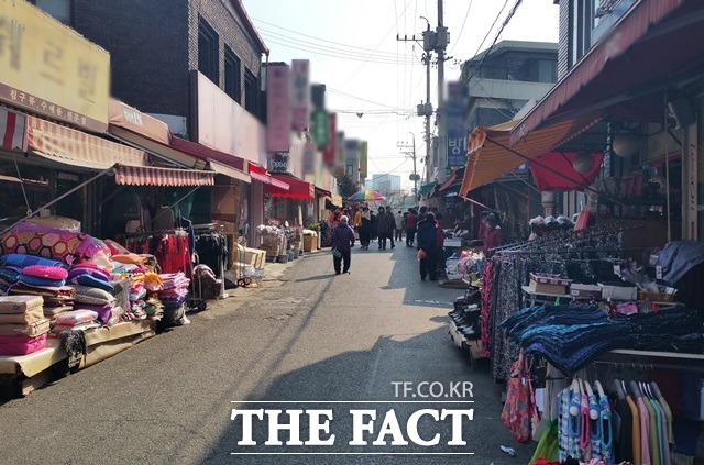 대구 지역에서 진박 및 여권 후보에 대한 곱지 않은 시선도 존재했다. 일부 주민들은 박 대통령과 대립각을 세운 유승민 의원을 지지했다. 시장 골목 전경./대구=신진환 기자