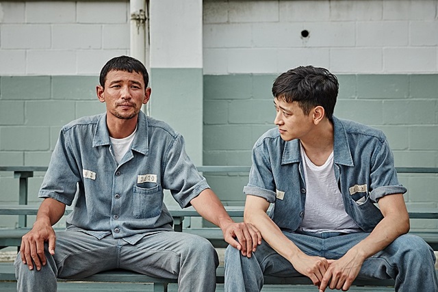 남남케미를 기대하게 하는 검사외전 황정민 강동원이 호흡한 검사외전은 억울한 누명으로 감옥에 수감된 검사가 꽃미남 사기꾼을 만나 자신의 무죄를 증명하려는 이야기를 그린 범죄 오락물이다. /쇼박스 제공