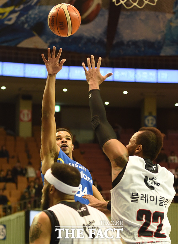 삼성 와이즈가 KT 블레이클리, 심슨의 마크에 앞서 슛을 성공시키고 있다.