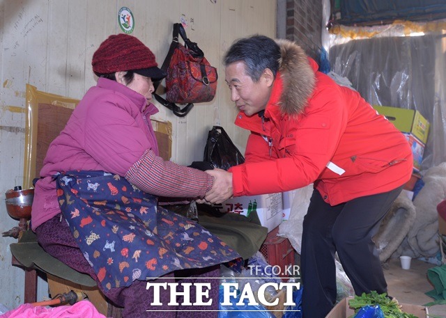 대구 동구갑에 출사표를 던진 정 전 장관이 시장 상인들에게 지지를 호소하고 있다./대구=문병희 기자