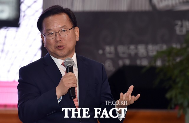 김부겸 전 의원은 지난달 26일 더불어민주당과 관련해 김종인 비대위원장 영입으로 모든 게 해결된 것은 아니라면서 끊임없는 변화와 혁신을 강조했다. 김 전 의원이 지난해 11월 30일 오후 서울 종로구 수운회관에서 최근 출간한 공존의 공화국을 위하여의 북 콘서트를 개최한 가운데, 소감을 밝히고 있다./이새롬 기자