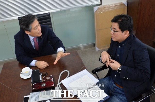 양해영(왼쪽) KBO 사무총장이 <더팩트> 편집국장과 대담을 하고 있다./도곡동=문병희 기자