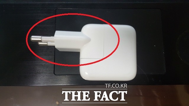 애플 맥·아이폰·아이패드·아이팟 등의 충전기에 속한 덕헤드(붉은색 타원)에서 감전 위험이 발견돼 회사 측은 리콜에 나선다고 밝혔다. /더팩트DB