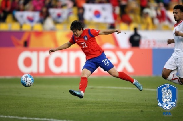 한국 1-0 일본. 한국이 30일 압둘라 빈 칼리파 스타디움에서 열리고 있는 2016 AFC U-23 챔피언십 결승전 일본과 경기에서 전반 20분 터진 권창훈의 선제골로 1-0으로 앞선 채 전반을 마쳤다. / 대한축구협회 제공