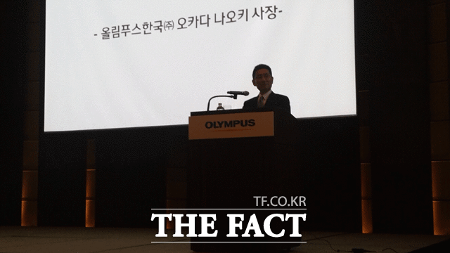 오카다 나오키 올림푸스한국 대표이사가 1일 오전 서울 중구 웨스틴 조선호텔에서 열린 신제품 공개 행사에 참석해 PEN-F에 대해 설명하고 있다. /이성락 기자