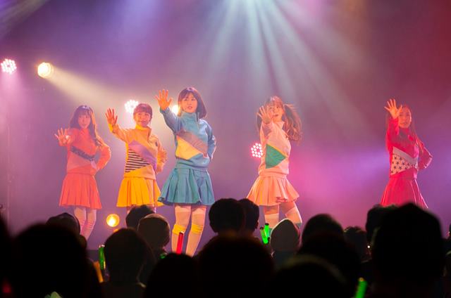 크레용팝 일본 공연 현장. 멤버들이 화려한 무대로 관객들의 호응을 이끌어내고 있다. /크롬 엔터테인먼트 제공