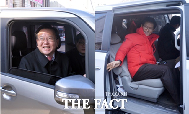 20대 총선을 앞두고 대구 수성갑에 출사표를 던진 더불어민주당 소속 김부겸 예비후보(왼쪽, 전 의원)와 새누리당 소속 김문수 예비후보(전 경기지사)가 지난달 26일 오전 수성구 만촌3동주민센터 인근에서 지역 주민들에게 지지를 호소한 뒤 차량에 탑승한 뒤 취재진을 향해 미소를 짓고 있다./대구=문병희 기자