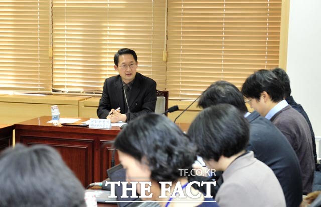 김희겸 국민안전처 재난관리실장이 지카바이러스와 관련해 각 기관 관계자들과 협조사항을 논의하고 있다.