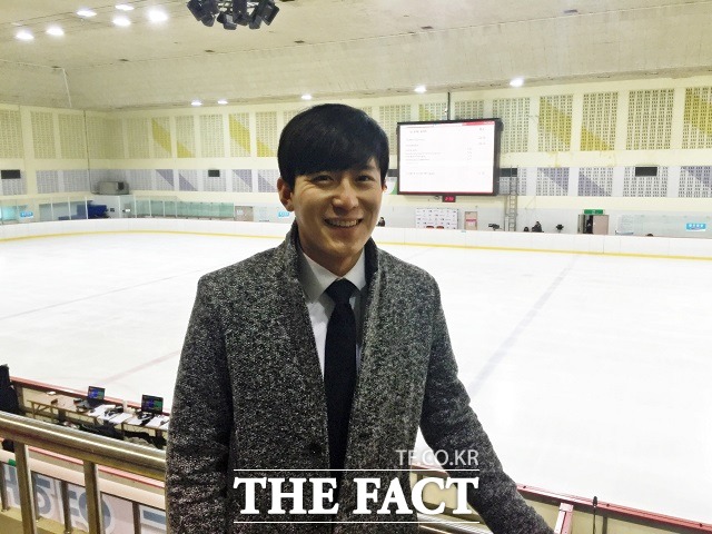 유영 파이팅! 유영 팬이라고 밝힌 김남규 씨가 3일 제97회 전국동계체육대회 피겨스케이팅 경기가 열린 성남탄천운동장 빙상장을 찾아 포즈를 취하고 있다. / 탄천종합운동장 = 이성노 기자