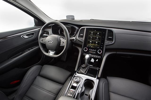 SM6의 실내는 넉넉한 공간과 미래지향적인 디자인을 보여준다.