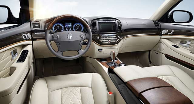 체어맨 W 카이저의 내부 인테리어 모습. 최고급 세단에 걸맞는 고급 소재를 대거 적용했다.