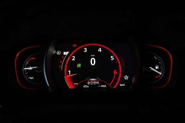 스포트 모드로 설정하면 계기판 조명이 붉게 바뀐다.