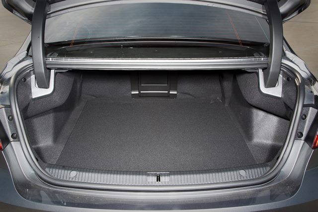 SM6의 트렁크 공간은 571ℓ로 골프백 4개가 들어간다.