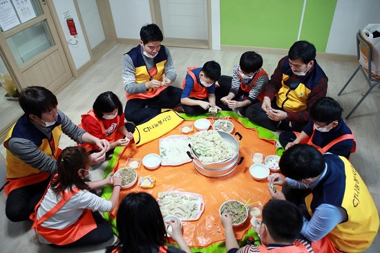 CJ그룹 임직원들이 3일 서울 강서구 화곡동의 한 지역아동센터를 찾아 어린이들과 함께 설 맞이 명절 음식을 만드는 명절밥상 봉사활동을 진행하고 있다./CJ 제공