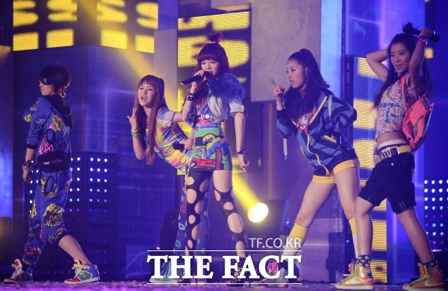 핫이슈 활동 당시 포미닛. 가운데 현아가 입고 있는 화려한 레깅스가 당시 포미니을 상징했다. /더팩트DB