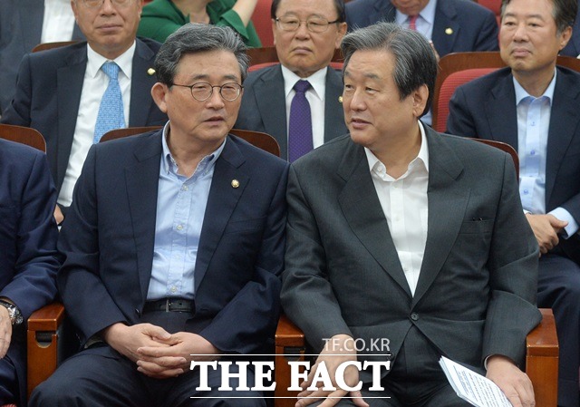 김무성(오른쪽) 새누리당 대표는 이날 오전 국회에서 열린 당 최고위원회의 직후 4선의 이한구 공관위원장 등 5명의 1차 명단을 발표했다./더팩트DB