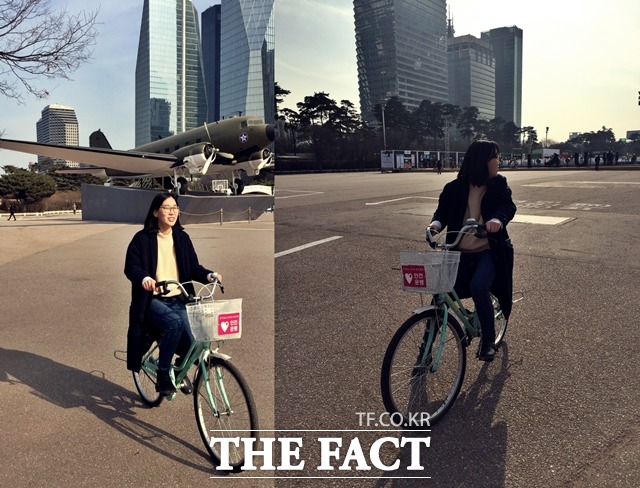 나홀로 공원에서 자전거 타기. 사람이 드문 공원은 혼자 자전거를 타기에 제격인 장소다. /김민지 기자