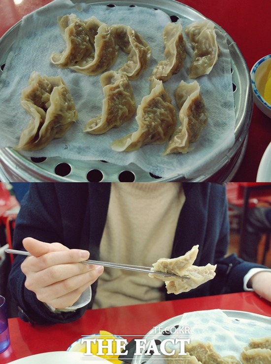 나 혼자 산다에서 데프콘이 먹었던 갈비만두(위쪽). 갈비만두는 두 개씩 집어 먹으면 더 맛있다. /김민지·김혜리 기자