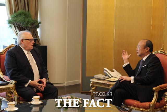 대화를 나누는 김승연 회장과 에드윈 퓰너 전 총재의 모습. 두 사람의 인연은 수십 년간 이어져오고 있다.