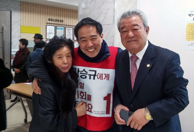 34년 동안 지역에서 슈퍼마켓을 꾸렸으며 마포 숭문중학교 출신인 김세동(70대) 씨도 안대희 전 대법관님 매우 훌륭한 분이죠. 총리 물망까지 오른 분이시잖아요. 그렇지만 강승규도 노력을 많이 한 사람이라고 말했다./강승규 블로그