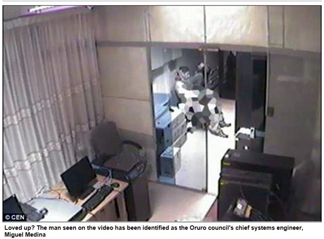 영국 데일리메일 온라인판은 볼리비아 오루로 지방 의회 사무실에서 남자와 여자가 엉켜있는 모습을 공개해 세계적 화제를 모았다.  /데일리메일 캡처