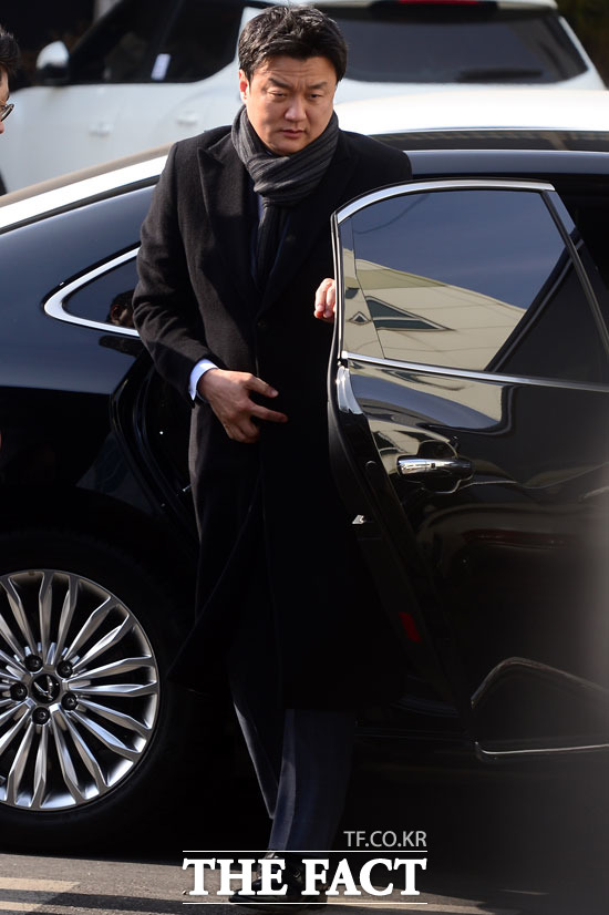 임우재 삼성전기 고문이 4일 이부진 호텔시라 사장과의 이혼판결에 불복하는 항소장을 제출했다. 임 고문은 가정과 아이를 지키고 싶다며 이날 항소장을 제출하는 심경을 담은 자료를 언론에 공개했다. /성남=남윤호 기자