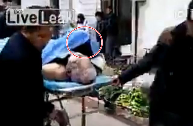 4일 영국 데일리메일 온라인판은 죽은 노인의 성기와 붙어 함께 구급차에 실리는 매춘부라며 영상을 공개했다. /유튜브 캡처