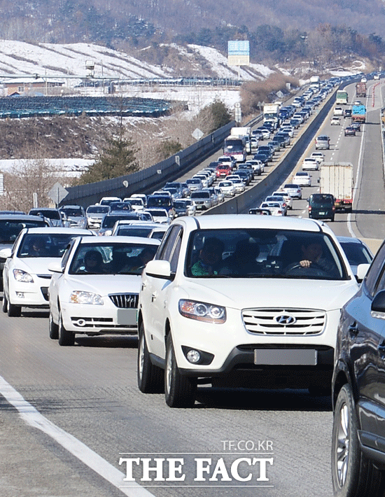 한국도로공사에 따르면 설 연휴 기간에 전국에서 3645만 명이 이동할 것으로 예상된다. /배정한 기자