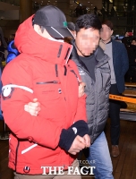 [TF포토] 사건 현장으로 이동하는 '인천공항 폭발물 용의자'