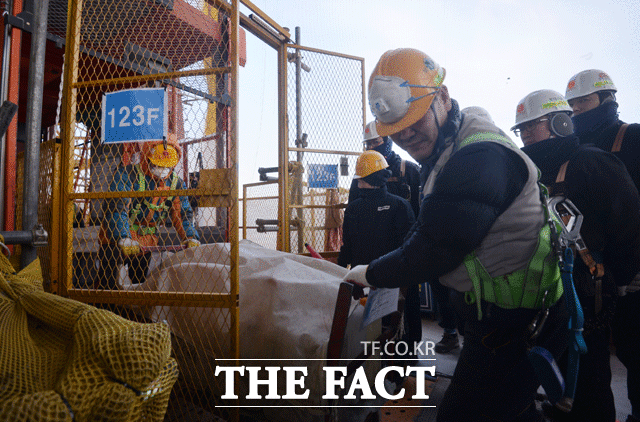롯데월드타워 123층 근로자들이 건축자재를 옮기고 있다. /문병희 기자