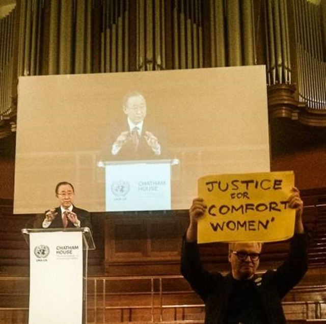 영국의 시민단체 위안부를 위한 정의(Justice4ComfortWomen)가 5일 반기문 유엔 사무총장 앞에서 깜짝 시위를 벌여 눈길을 끌고 있다./위안부를 위한 정의(Justice4ComfortWomen) 제공