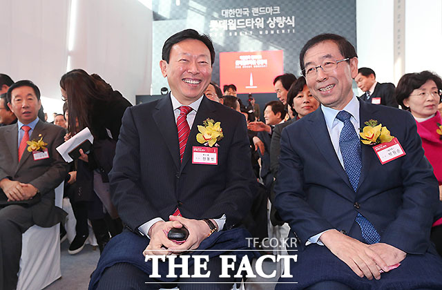 신동빈 롯데그룹 회장(왼쪽)과 박원순 서울시장이 지난해 12월 22일 오후 서울 잠실 롯데월드타워 76층에서 진행한 롯데월드타워 상량식에서 대화를 나누며 환하게 웃고 있다. /문병희 기자