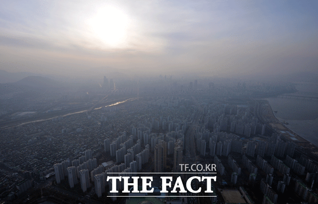 지난 4일 오후 대한민국 최고층 건축물인 잠실 롯데월드타워 123층에서 내려다본 서울 도심. /잠실=문병희 기자