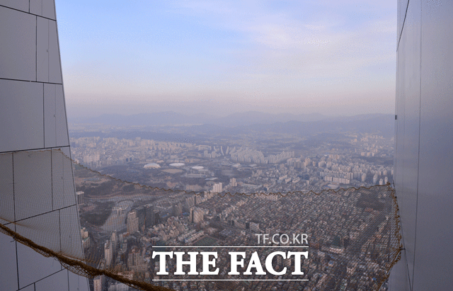 롯데월드타워 118층에서 바라본 서울 도심. /문병희 기자
