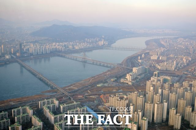 롯데월드타워 123층에서 내려다보이는 서울. S자 모양의 한강 물줄기가 눈길을 사로잡는다. /잠실=문병희 기자