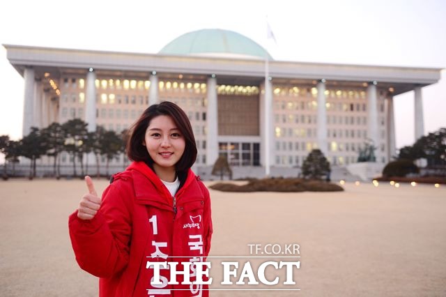 엄지 척 조은비(25) 새누리당 경기 화성시 (을) 예비후보가 지난 3일 국회에서 카메라를 보고 포즈를 취하고 있다. /국회=남윤호 기자