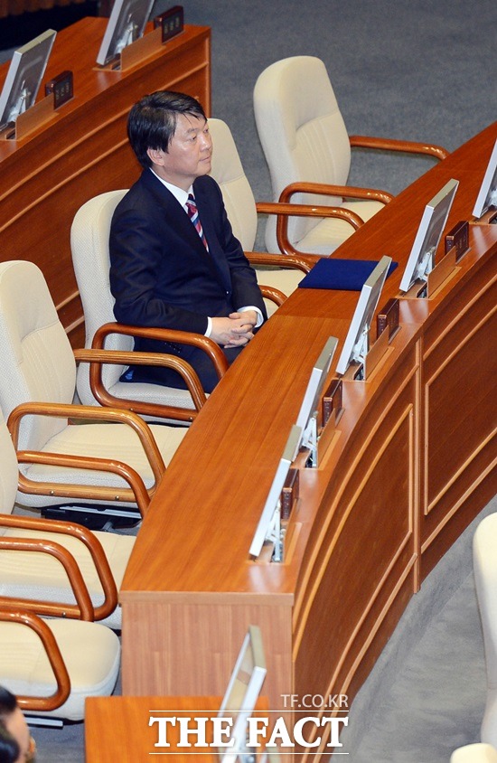 2013년 4 ·24 재보선 승리 후 국회에 등원한 안 의원이 본회의장에 앉아 있다./임영무 기자