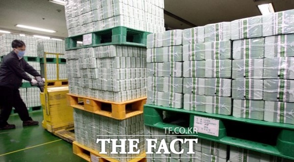 세뱃돈은 신권으로 줘야한다는 명절 문화로 매년 명절 때 마다 신권 품귀현상이 빚어지고 있다./더팩트DB