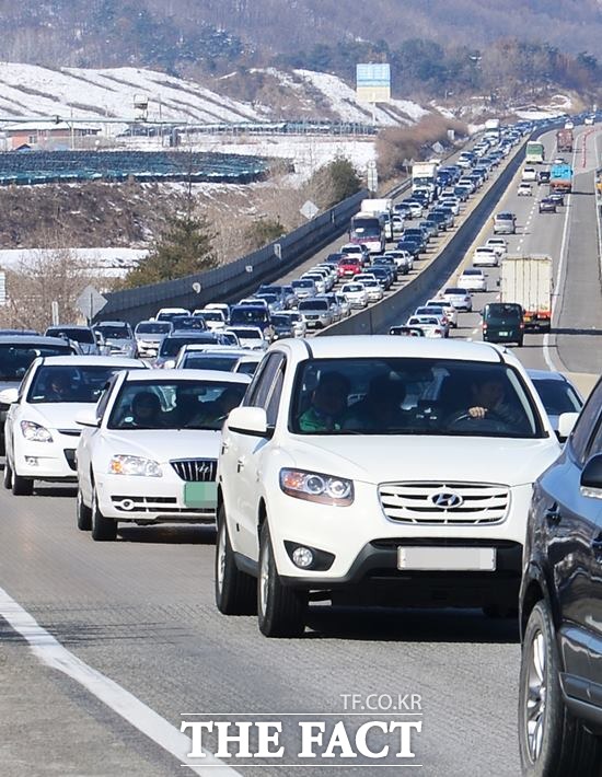 9일 한국도로공사에 따르면 오후부터 귀경 행렬이 몰려 고속도로 상행선 곳곳에서 정체 현상이 일어나고 있다. /더팩트DB