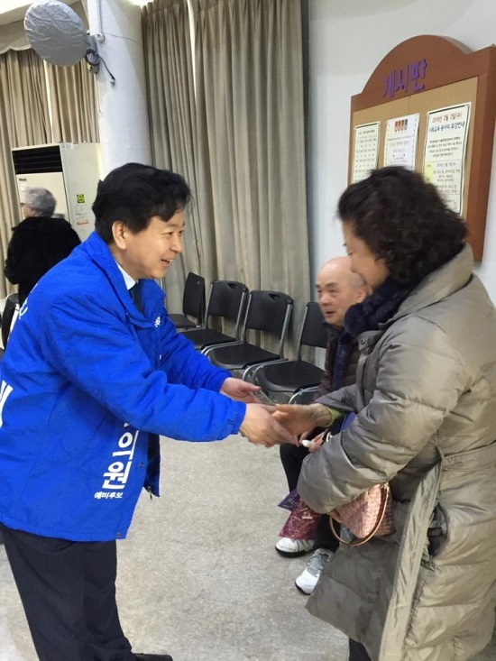 노웅래 의원이 3일 서울 마포구 지역구 내에서 열린 떡국나눔행사장에서 지역민과 악수하고 있다./노웅래 의원실 제공