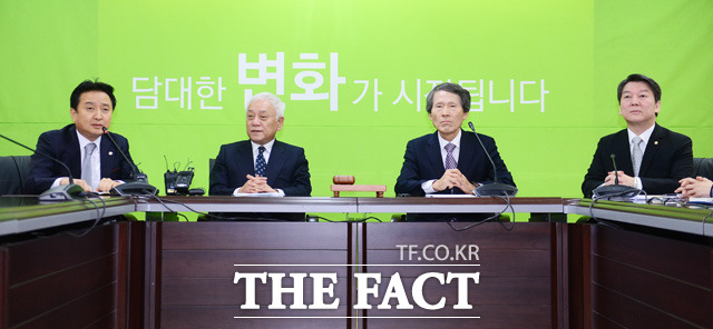 국민의당은 10일 정부가 북한의 4차 핵실험과 장거리 미사일 발사에 대응해 개성공단 가동을 전면 중단한 데 대해 실효성 없는 자해적 제재이며 돌이키기 어려운 남북관계 파탄이라는 점에서 반대한다고 주장했다./배정한 기자