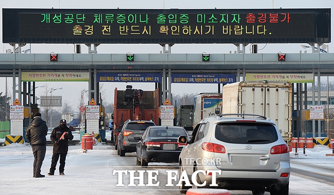 정부가 개성공단 운영을 전면 중단한 것과 관련, 기획재정부는 우리 경제 미치는 영향은 미미한 수준이라고 밝혔다. /더팩트DB